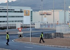 براتب 3100 درهم.. شركات الكابلاج وصناعة السيارات بالمغرب تشغيل أزيد من 2500 عامل وعاملة صناعة وتركيب وتجميع أجزاء السيارات